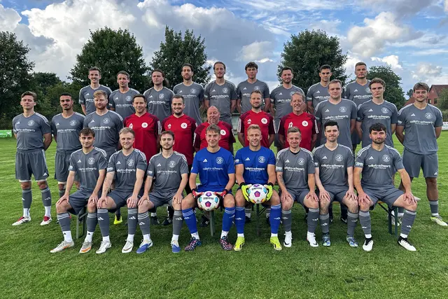 Philip Kruse, Lennon Fuhrmann, Petrit Ibrahimaj, Tim Roß, Tristan Helmin, Niklas Behle, Jannik Alexander Thees, Johannes Kirchhoff; (Mitte v. li.): Frerik Voskors, Anthony Maaß, Hendrik Klumb, TW-Trainer Philipp Wilke, Trainer Tim Dohnke, Liga-Manager Jens Fuhrmann, Trainer André Müller, Trainer Andreas Kühner sowie Claas Brau, Maximilian Pankow, Lars Götze und (vorne v. li.): Bennick Soares Mesquita, Moritz Grosse-Bröhmer, Anton von der Lieth, Thimo Stender, Finn Schulz, Marcel Garbers, Bennet Kreizarek und Stefanel Soći.
Zur Mannschaft gehören noch Es fehlen Marvin Burghard, Jannis Meyer, Tjark Hörmann, Fadil Mekic, Hussam El Kara - und seit Mitte dieser Woche auch Dominick Fornfeist (nicht auf dem Foto) | Foto: FC