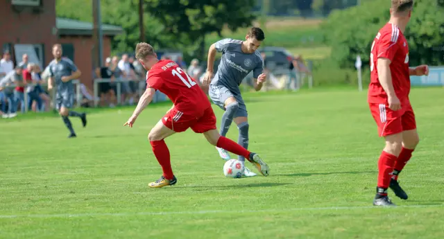 Jannik Thees (re.) traf zweimal für den FC Jesteburg-Bendestorf | Foto: cc