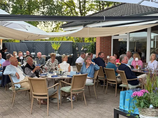 Gespannt hören die Teilnehmer des Ausführungen der beiden GAK-Lehrer | Foto: Lions Club Buchholz-Nordheide