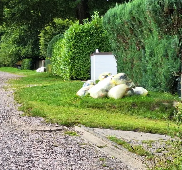 In Steinbeck im Bereich Vaenser Weg, Nordring, Dibberser Mühlenweg lagen die gelben Säcke tagelang an den Straßen | Foto: Kriese