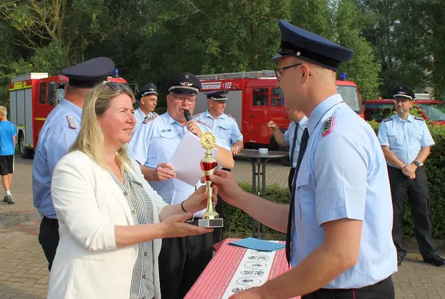 Die stellvertretende Landrätin, die CDU-Landtagsabgeordete Birgit Butter, überreicht den Siegerpokal
 | Foto: Stefan Braun / Feuerwehr LK Stade