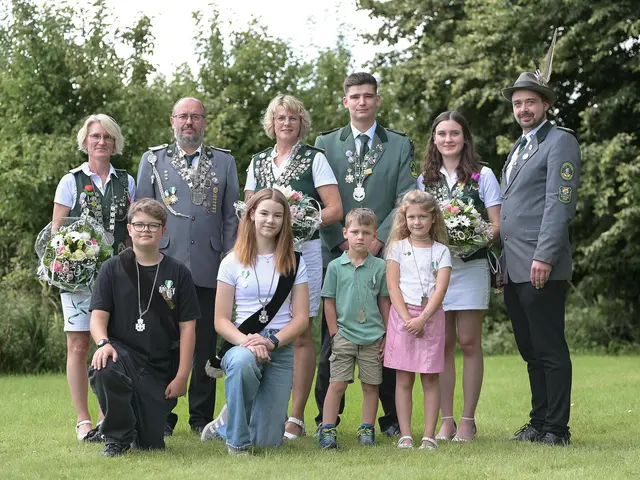 Der neue Hofstaat aus Neuland mit (hinten, v.li.): Wiebke Boroske, Ralf Boroske, Sandra Göhlich, Moritz Jakisch, Sinja Boroske, Julian Grüning, (vorne, v.li.) Max Hirrschoff, Nele Wegner, Johann Wolter und Frieda Hirrschoff | Foto: Schützenverein Neuland
