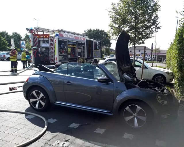 Der Motorraum des Pkw ist ausgebrannt | Foto: Burkhard Giese