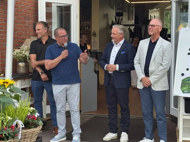 Die GAK Lehrer Marc Daburger und Marten Buß freuten sich über die tolle Spende, überreicht von Lions-Präsident Lars Hagemeier und dem Organisator des Turniers, Ralf Meinecke (v.L.) | Foto: Lions Club Buchholz-Nordheide