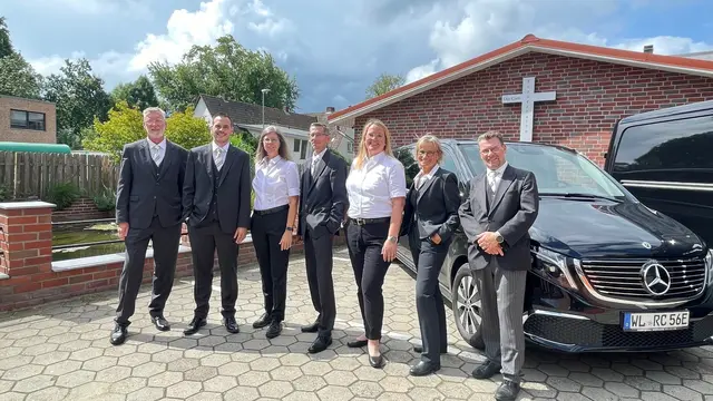 Das Team vom Bestattungs-Institut Rümpel-Corde: v.l. Torsten Hiller, Timo Lippert, Dörthe Behr,  Armin Diehl, Jacqueline Federmann, Evelyn Schaller-Corde und Jürgen Corde      Foto: SFa | Foto: Wochenblatt/Sabine Falke