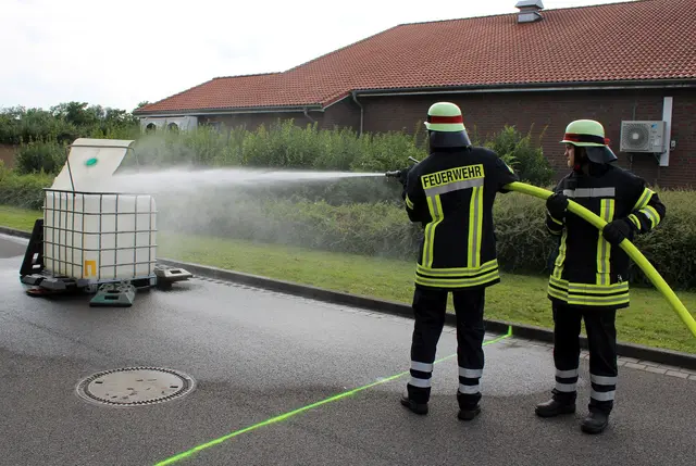 Das Ziel, möglichst schnell die geforderte Menge Wasser in den Tank zu füllen | Foto: Stefan Braun / Feuerwehr LK Stade