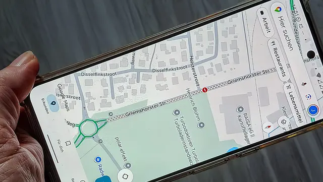 Auf Google Maps wurde die Sperrung der Griemshorster Straße in Harsefeld auch eine Woche nach Freigabe der Strecke noch angezeigt  | Foto: jd