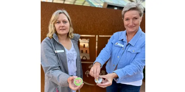 Die Landkreis-Abfallberaterinnen Gaby Mahr (li.) und Sabine Kiehl mit einem Taschenaschenbecher. | Foto: Florian Obst/LK Stade