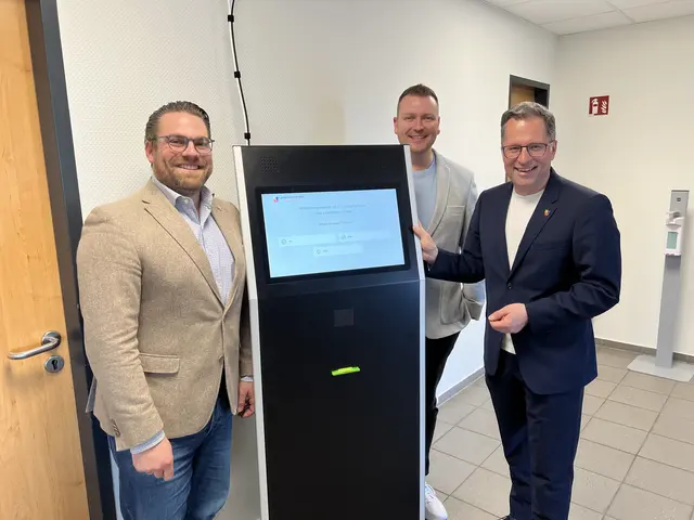 Landrat Kai Seefried mit IT-Amtsleiter Danny Thieme und dem Leiter des Amtes Straßenverkehr, Arne Kramer, an einem der neuen „Frontdesk“-Terminals am Standort Kaisereichen (von rechts) | Foto: Landkreis Stade / Daniel Beneke