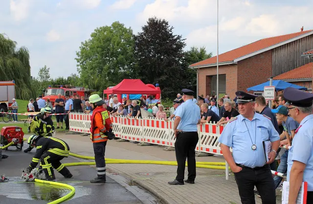 Zahlreiche Zuschauerinnen und Zuschauer waren nach Wischhafen gekommen
 | Foto: Stefan Braun / Feuerwehr Landkreis Stade