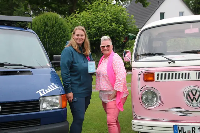 Katharina Tapken (li.) überreichte die Spende an Sandra Schlabbach vom Kinderhospizdienst "Kids Anker" | Foto: Tapken