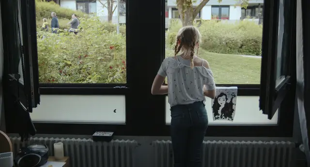 Ein Leben zwischen Familie und Wohngruppe – die meisten Mädchen der Wohngruppe wünschen trotz schwieriger Familiensituation wieder langfristig nach Hause kommen zu können | Foto: AMA FILM GmbH