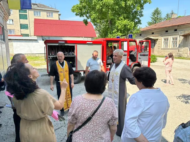 Das Löschfahrzeug aus dem Landkreis Stade wurde in der ukrainischen Kleinstadt Ternopil gesegnet | Foto: Hilfsfonds