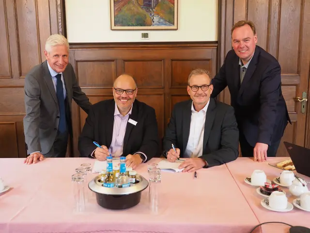 Beim Vertragsabschluss (v. l.): Landrat Rainer Rempe, Krankenhaus-Geschäftsführer Kai Uffelmann, Stadtwerke-Chef Hans-Georg Preuß und Bürgermeister André Wiese | Foto: Stadtwerke Winsen