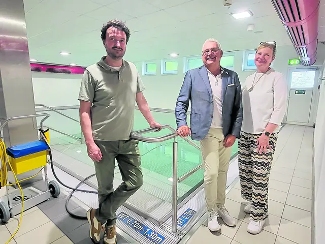 Daniel Berheide (v. li.), Stefan Babis und Sonja Koch von den Stadtwerken Buxtehude freuen sich über die Übernahme des Lehrwschwimmbeckens