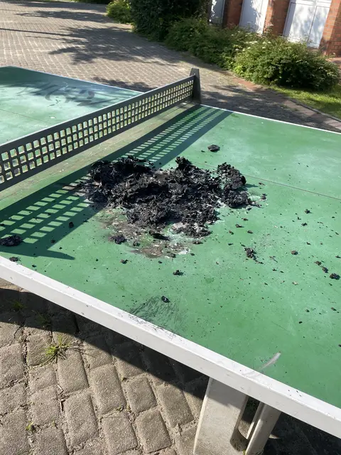 Die Täter zerstörten mit ihrer Kokelei u.a. eine Tischtennisplatte | Foto: SG Lühe