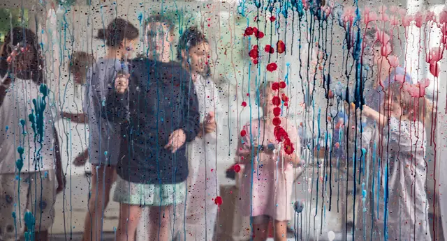 Die Lebensrealitäten junger Mädchen, die teilweise oder ganz außerhalb ihrer Familien aufwachsen bleibt den meisten verborgen – Sicks Film gewährt einen Blick hinter diese verschlossene Tür | Foto: AMA FILM GmbH