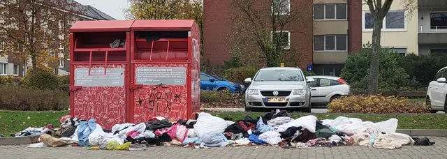 So darf es nicht sein: Altkleider werden – wie hier im Stader Stadtteil Hahle – achtlos im Umfeld überfüllter Container unter freiem Himmel abgelegt | Foto: Landkreis Stade / Sabine Kiehl