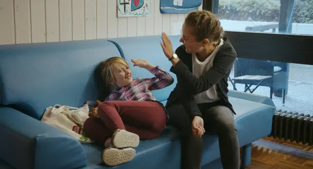 Die Erzieherinnen und Erzieher versuchen den Kindern so viel Stabilität wie möglich zu bieten, besonders wenn ihre Eltern dies zum gegebenen Zeitpunkt nicht tun können | Foto: AMA FILM GmbH