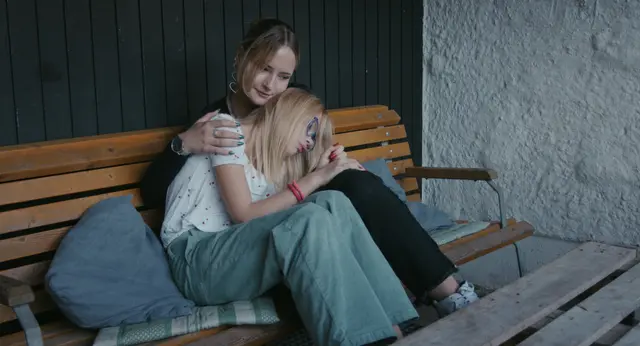Streitereien und Traurigkeit – in allen Lebenslagen sind die Jugendhelferinnen und -helfer für die Mädchen zur Stelle | Foto: AMA FILM GmbH