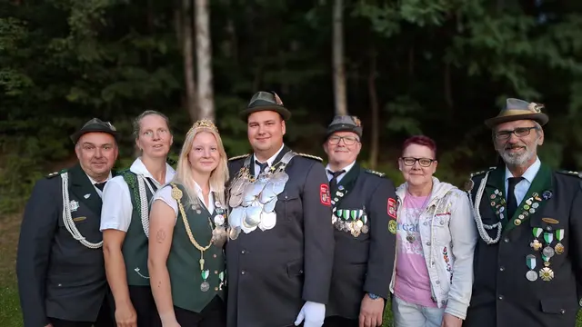 Das Königshaus (v. li.): Thomas Goldberg, Katharina Emme, Königin Neeltje Bischel und König Yannik Warzecha, Thomas und Nicole Heise sowie Frank Berkowsky | Foto: Verein