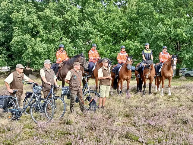 Naturwächter des VNP sorgen gemeinsam mit der DRK-Reiterstaffel Soltau und der berittenen Polizei Hannover für die Sicherheit der Besucher und den Erhalt der Lüneburger Heide | Foto: Angelika Heitkamp