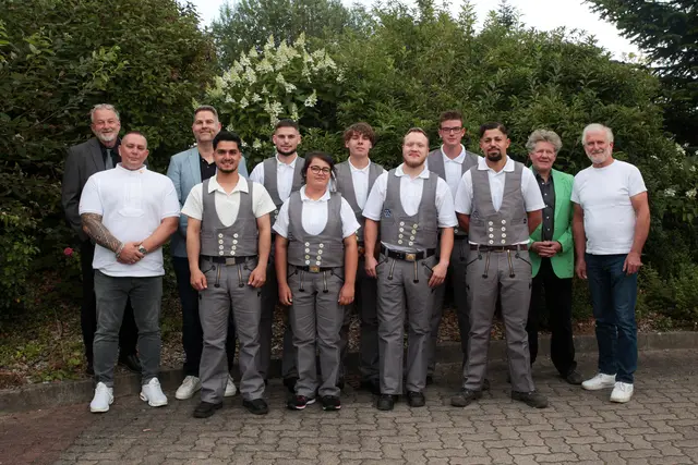 Die jungen Maurer wurden in die Arbeitswelt entlassen. Mit ihnen freuten sich auch der alte Lehrlingswart Bertram Struwe (v.li.), sein Nachfolger Michael Aporius (v.li) und Innungsobermeister Christian Effinger. | Foto: ks