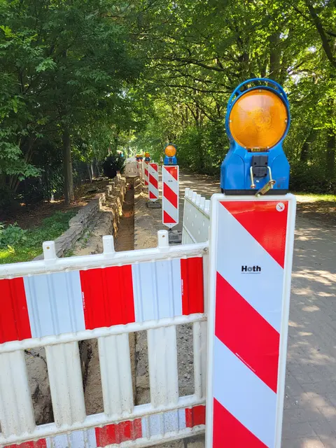 Die gesamte Seite der Straße Bosteler Berg ist offen, damit neue Stromkabel verlegt werden können | Foto: sh