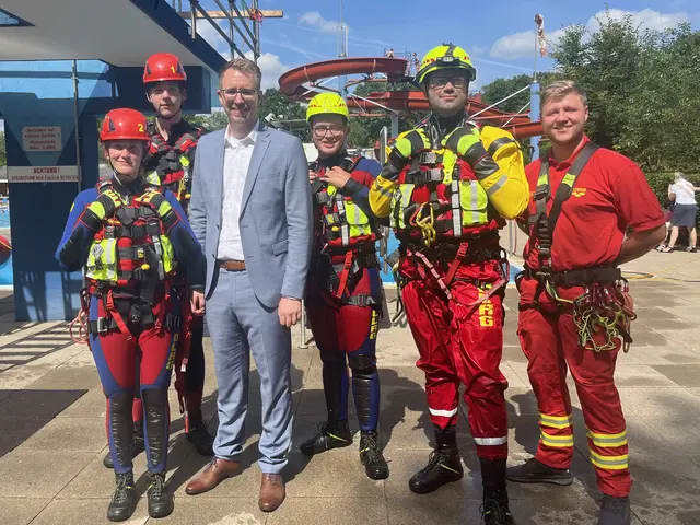 Der Samtgemeide-Bürgermeister mit den DLRG- Strömungsrettern | Foto: Samtgemeinde Hollenstedt