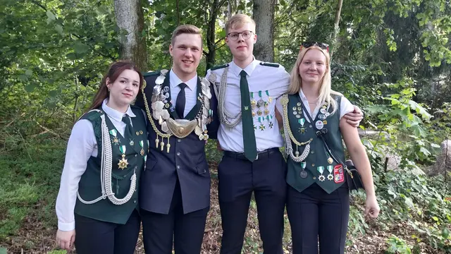 Jungschützenkönig Lukas Dummery (3. v. li.) und seine Crwe (v. li.) : Michelle Pflüger, Lukas Dummeyer, Henry Itzen und  Neeltje Bischel | Foto: Verein