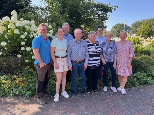 Gemeinsam gefeiert: Bosse (v. li), Angela, Bernd, Arndt, Lisa und Rita von der Familie Oelkers mit Jubilarin Annegret Büker (Vierte v. re.) und ihrem Mann Norbert Büker (5. v. re.) | Foto: sra