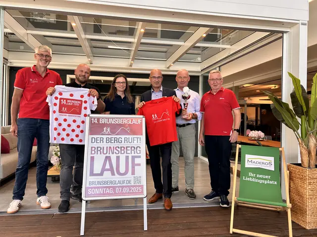 Organisatoren und Sponsoren (v. li.): Armin Schneider (1. Vorsitzender Brunsberglauf), Vitalij Geter (REWE-Markt Holm-Seppensen), Christiane Pollak (Maderos), Thomas Müller (Sparkasse Harburg-Buxtehude), Dr. Christian Kuhse (Stadtwerke Buchholz) und Rainer Hauenschild (Kassenwart Brunsberglauf) | Foto: Brunsberglauf e.V.