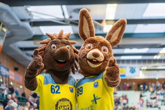Die Maskottchen Has und Igel freuen sich auf die Eröffnungsfeier und das erste Heimspiel in der neuen Halle Nord | Foto: Mats Bratke