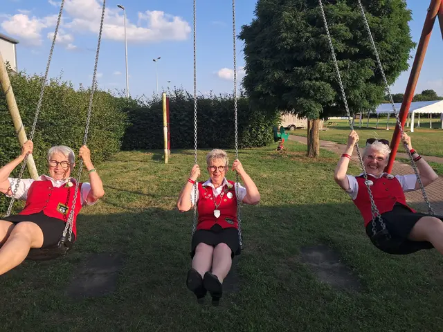 Damenkönigin Birgit "Dancing-Queen" Deeth (Mitte) und ihre Adjutantinnen Renate Buchholz (li.) und Carola Fricke zog es gleich auf die Schaukel | Foto: Anika Werner