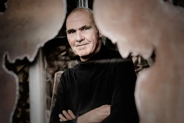 Inmitten seiner Kunst: Bildhauer Ulf Petersen | Foto: Christina Opeldus