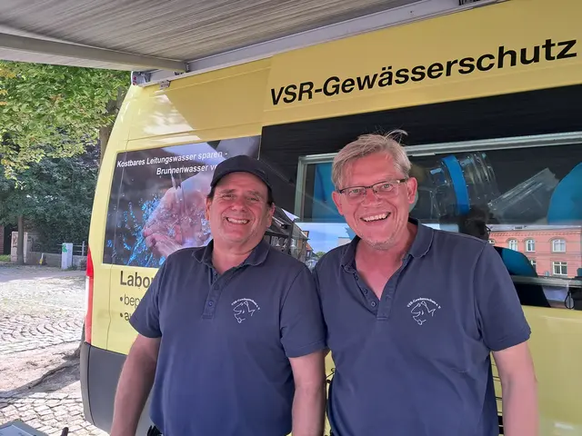 Frank Sombrowski (li.) und Dr. Matthias Ahlbrecht haben im Labormobil Wasserproben entgegengenommen | Foto: Anika Werner