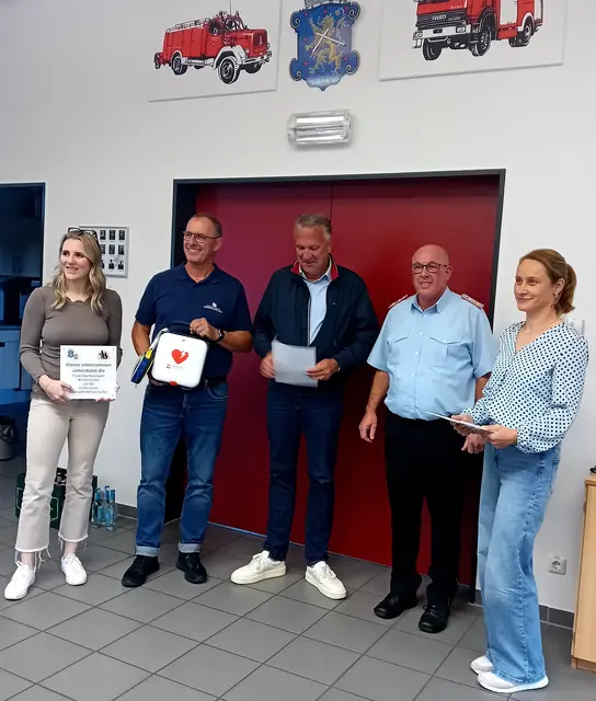 Marleen Schröder (v. li.), Thorsten Rieckmann, Jörg Schröder, Jörg Micsek und Claudia Schulz bei der Übergabe der Auszeichnung | Foto: Burkhard Giese