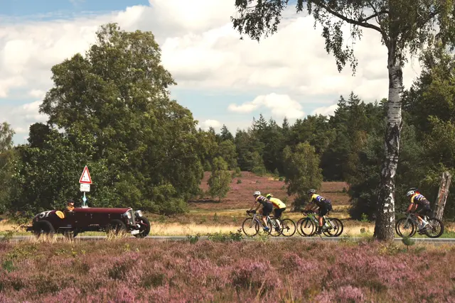 Die Radsportler fahren durch die idyllische Lüneburger Heide | Foto: Benjamin Schulz/Blau Weiss Buchholz