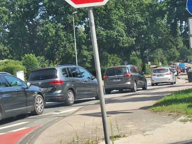 Egal wo - die Autos stehen in Buchholz im Stau. Hier in der Bremer Straße | Foto: sh