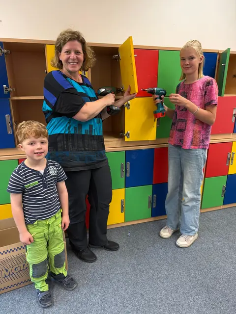 Groß und Klein packten beim Möbelaufbau gemeinsam an | Foto: IGS Hanstedt