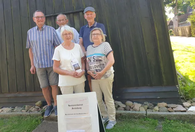 Der Jesteburger Seniorenbeirat: (hinten v. li.): Zbigniew Szlykowicz, Jochen Rabeler, Helmut Meyer, (vorne v. li.) Edeltraud Benühr-Schütz, Heidi Peters. Es fehlen Hinrich Voss, Heidi Kubica und Monika Partsch | Foto: Peters