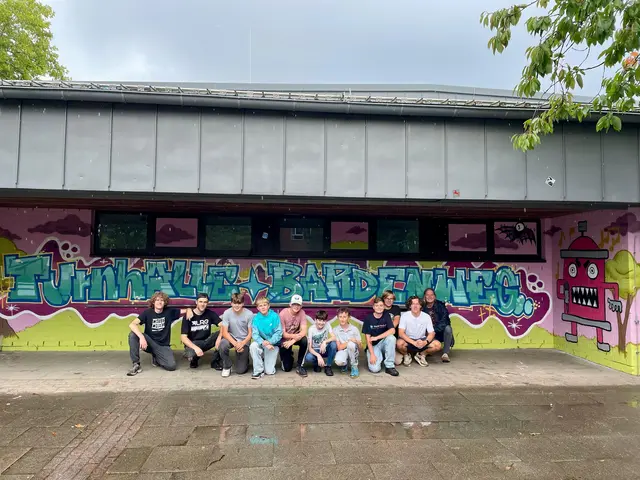 Jugendliche verschönerten die Sporthalle am Bardenweg mit Graffiti | Foto: Gemeinde Stelle