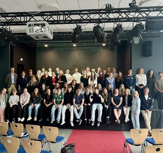Schüler, Lehrer, Unternehmer und Kooperationspartner würdigen bei der Preisverleihung die gelungenen Imagefilme | Foto: Landkreis Harburg