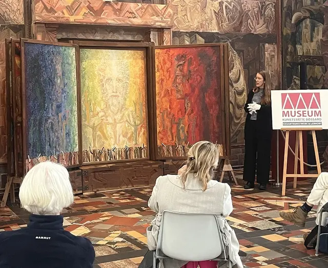 Kuratorin Katharina Groth öffnet des Bilderbuch im Kunsttempel | Foto: Museum Kunststätte Bossard