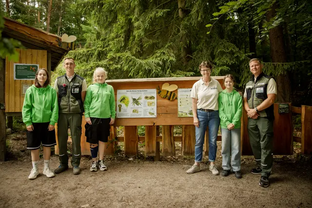 Ein Gemeinschaftsprojekt, das sich sehen lassen kann. Die 
OBS-Schülerinnen Angelina Kudinova (v. li.): Finja Heitmann und Lennja Danielewsky mit den Wildpark-Gärtnern Julien Wagner (links) und Imre Zsolt Durko sowie Projektleiterin Stefanie Eilers vor dem neu gestalteten Areal | Foto: Wildpark/Adrian Fohl