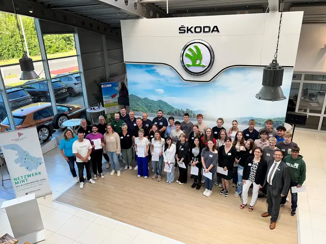 Strahlende Gesichter nach der Zertifikatsübergabe bei der Abschlussveranstaltung im Autohaus Tietjen in Buxtehude | Foto: Landkreis Stade / Daniel Beneke