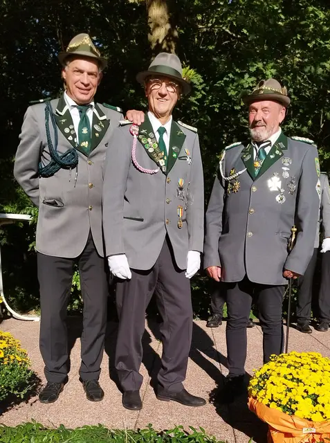 Schaffer Olaf Schröder, Gewinner rot weiße Schnur („zweitbester“ Schuss auf der Königsscheibe) Hans-Peter Westermann, Kommandeur Peter Kasteinke | Foto: SK Winsen