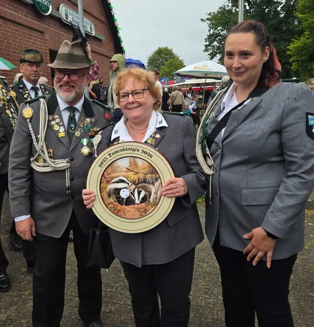 Barbara Parwuslski mit ihren Adjutanten (v.li.): Nico Parwuslski und Sarah Hornboste | Foto: Schützenverein Ramelsloh
