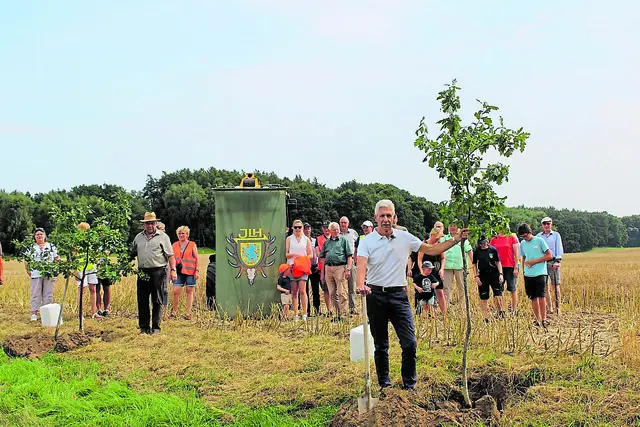 Bei ihrer Baumpflanzung: Landrat Rainer Rempe (re.) und Horst Günter Jagau, Vorsitzender der Jägerschaft Landkreis Harburg, an der anvisierten Trassenneubau-Strecke | Foto: Bernard Wegner
