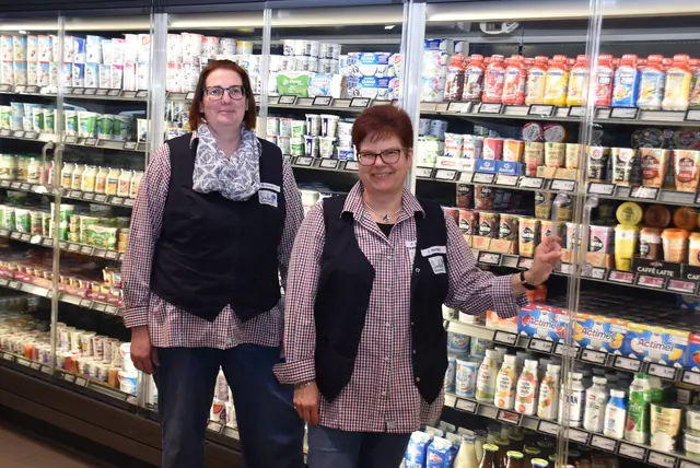 Mandy Berndt (li.) und Andrea Matthies sorgen dafür, dass die Regale in der Milchprodukteabteilung stets gefüllt sind | Foto: Axel-Holger Haase
